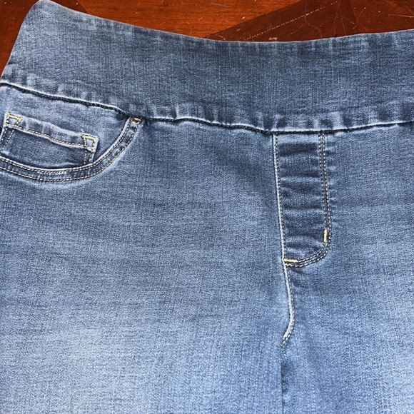 Best seller Lee jeans. Excellent condition. - Picture 4 of 9